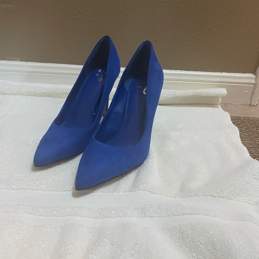 Mix No. 6 Blue Heels - Picture 2 of 3